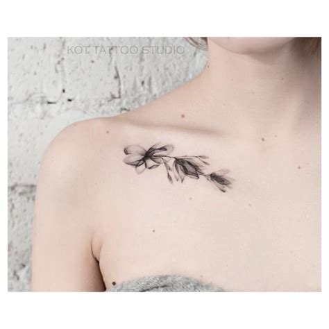 tatuajes entre pecho mujer|5 hermosos diseños de tatuajes entre los pechos para。